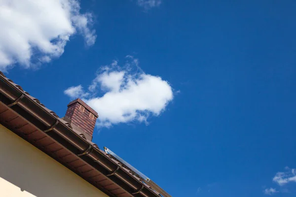 家の煙突から煙のような白い雲 春の日 — ストック写真