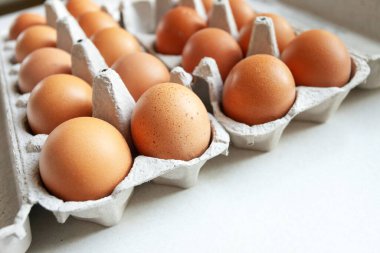 Karton bir kapta mağazadan bir sürü yumurta.