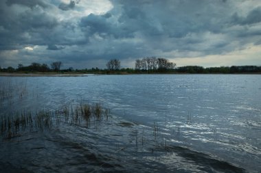 Gölün üzerindeki bulutlu gökyüzü, akşam manzarası, Mayıs günü