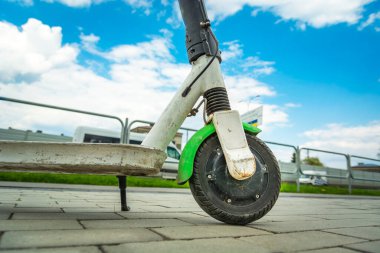 Kaldırımda, Chelm, Lubelskie, Polonya 'daki bir caddenin yanına park edilmiş elektrikli scooter' ın yakın çekimi..
