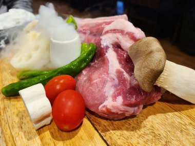 Domuz eti ve çeşitli sebzeler pişiriyorum..