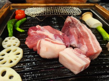 Domuz eti ve çeşitli sebzeler pişiriyorum..