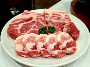 Domuz eti ve çeşitli sebzeler pişiriyorum..