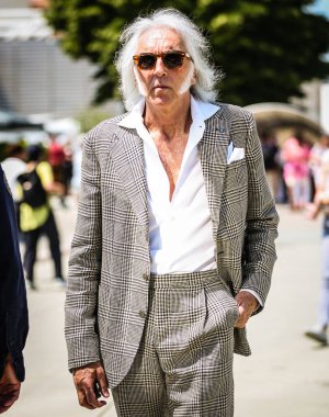 FLORENCE, Italya- 15 Haziran 2022: Matteo Formichetti Floransa 'da sokakta.