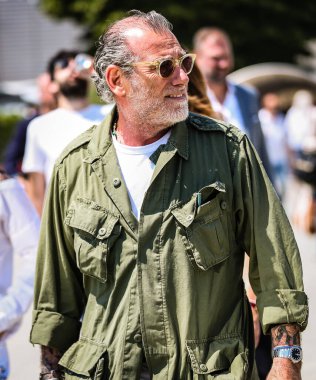 FLORENCE, Italya- 15 Haziran 2022: Alessandro Squarzi Floransa 'da sokakta.