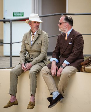 FLORENCE, Italya- 16 Haziran 2022 Guillaume Bo ve Amide 'Hadelin Floransa' da sokakta.