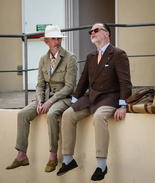 FLORENCE, Italya- 16 Haziran 2022 Guillaume Bo ve Amide 'Hadelin Floransa' da sokakta.