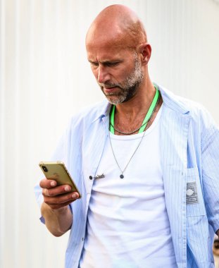 MILAN, Italy- 17 Haziran 2022: Milano 'da Sokaktaki Adamlar.