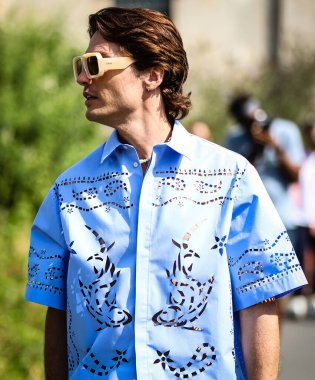 MILAN, Italy- 18 Haziran 2022: Milano 'da Sokaktaki Adamlar.