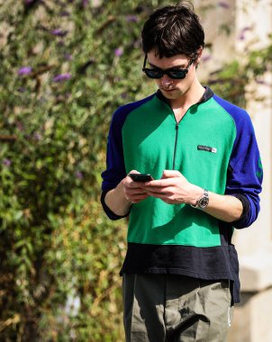 MILAN, Italy- 18 Haziran 2022: Milano 'da Sokaktaki Adamlar.