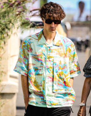 MILAN, Italy- 18 Haziran 2022: Milano 'da Sokaktaki Adamlar.