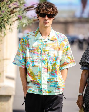 MILAN, Italy- 18 Haziran 2022: Milano 'da Sokaktaki Adamlar.