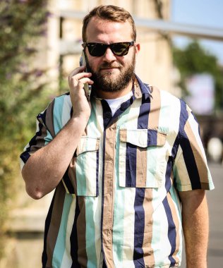 MILAN, Italy- 18 Haziran 2022: Milano 'da Sokaktaki Adamlar.