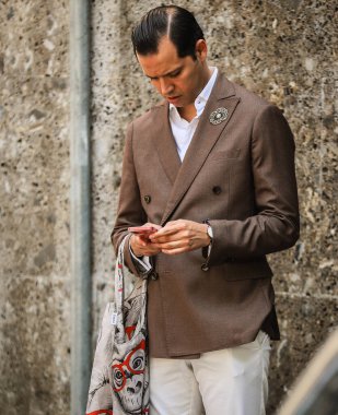 MILAN, Italy- 18 Haziran 2022: Andres Romo Milano 'da sokakta.