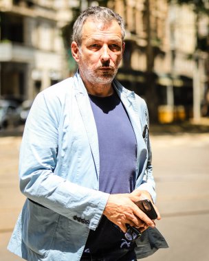 MILAN, Italy- 18 Haziran 2022: Nick Sullivan Milano 'da sokakta.