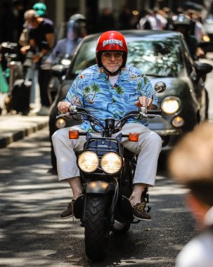 MILAN, Italy- 18 Haziran 2022: Alessandro Squarzi Milano 'da sokakta.