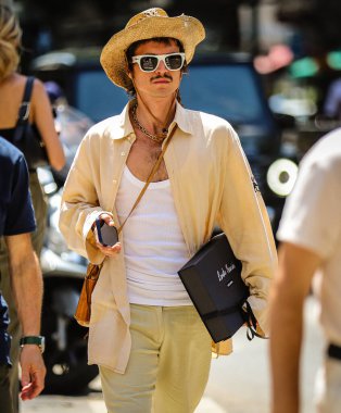 MILAN, Italy- 18 Haziran 2022: Milano 'da Sokaktaki Adamlar.