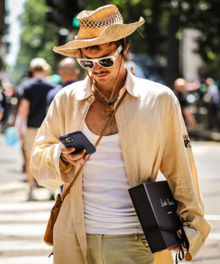 MILAN, Italy- 18 Haziran 2022: Milano 'da Sokaktaki Adamlar.