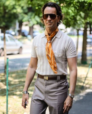 MILAN, Italy- 18 Haziran 2022 Ulisses de Melo Milano 'da sokakta.