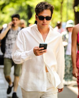 MILAN, Italy- 18 Haziran 2022: Milano 'da Sokaktaki Adamlar.