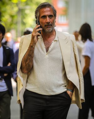 MILAN, Italy- 19 Haziran 2022: Milano 'da Sokaktaki Adamlar.