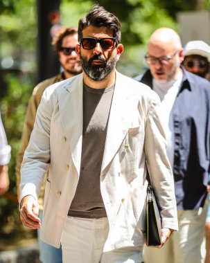 MILAN, Italy- 19 Haziran 2022: Milano 'da Sokaktaki Adamlar.