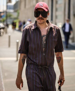 MILAN, Italy- 19 Haziran 2022: Milano 'da Sokaktaki Adamlar.