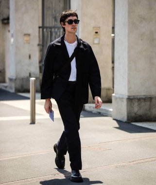 MILAN, Italy- 19 Haziran 2022: Milano 'da Sokaktaki Adamlar.