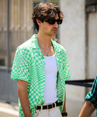 MILAN, Italy- 19 Haziran 2022: Milano 'da Sokaktaki Adamlar.