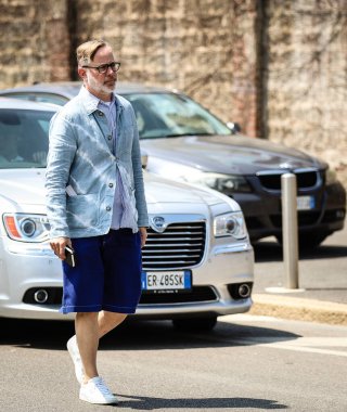 MILAN, Italy- 19 Haziran 2022: Bruce Pask Milano 'da sokakta.