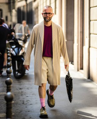 MILAN, Italy- 20 Haziran 2022: Angelo Flacavento Milano 'da sokakta.