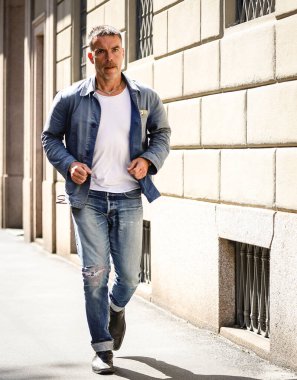 MILAN, Italy- 20 Haziran 2022: Markus Ebner Milano 'da sokakta.