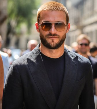 MILAN, Italy- 20 Haziran 2022 Scott Eastwood Milano 'da sokakta.