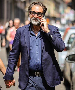 MILAN, Italy- 20 Haziran 2022: Milano 'da sokaktaki erkekler.