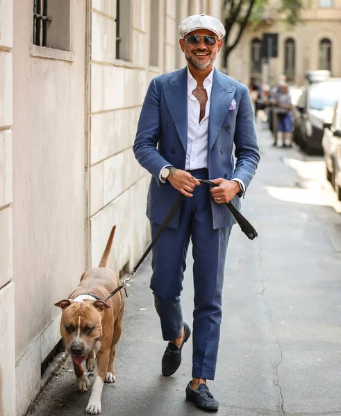 ミラノ イタリア 2022年6月20日 ミラノの路上の男性 — ストック写真
