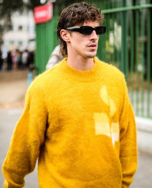 MILAN, Italy- 21 Eylül 2022: Milano 'da Sokaktaki Adamlar.