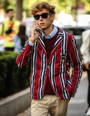 MILAN, Italy- 21 Eylül 2022: Milano 'da Sokaktaki Adamlar.