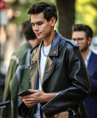 MILAN, Italy- 21 Eylül 2022: Milano 'da Sokaktaki Adamlar.