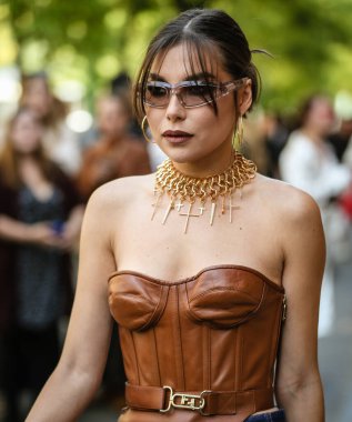 MILAN, Italy- 21 Eylül 2022: Karina Nigay Milano 'da sokakta.