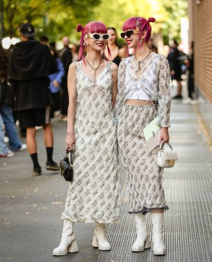 MILAN, Italy- 21 Eylül 2022: Ami Amiaya ve Aya Amiaya Milano 'da sokakta.