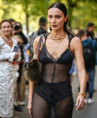 MILAN, Italy- 21 Eylül 2022: Mary Leest Milano 'da sokakta.