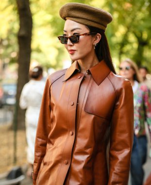 MILAN, Italy- 21 Eylül 2022: Milano 'da Chriselle Lim sokakta.