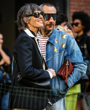 MILAN, Italy- 21 Eylül 2022: Ana Gimeno Brugada ve Emiliano Salci Milano 'da sokakta.