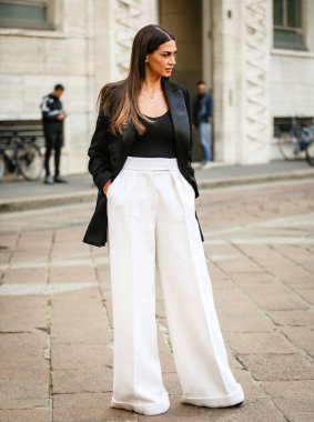 MILAN, Italy- 22 Eylül 2022: Melissa Satta Milano 'da sokakta.