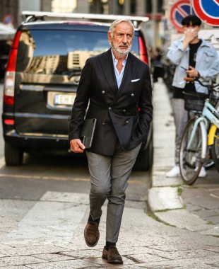 MILAN, Italy- 22 Eylül 2022: Milano 'da Sokaktaki Adamlar.