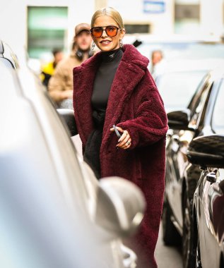 MILAN, Italy- 22 Eylül 2022: Caroline Daur Milano 'da sokakta.