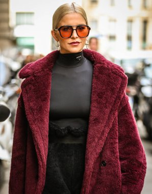 MILAN, Italy- 22 Eylül 2022: Caroline Daur Milano 'da sokakta.