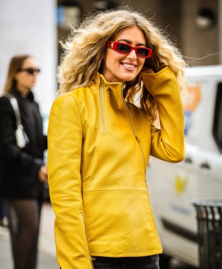 MILAN, Italy- 22 Eylül 2022: Emili Sindlev Milano 'da sokakta.