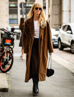 MILAN, Italy- 22 Eylül 2022 Jeanette Friis Madsen Milano 'da sokakta.