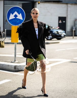 MILAN, Italy- 22 Eylül 2022: Leonie Hanne Milano 'da sokakta.